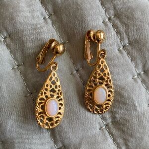 Vintage 80’s faux opal clip on earrings
